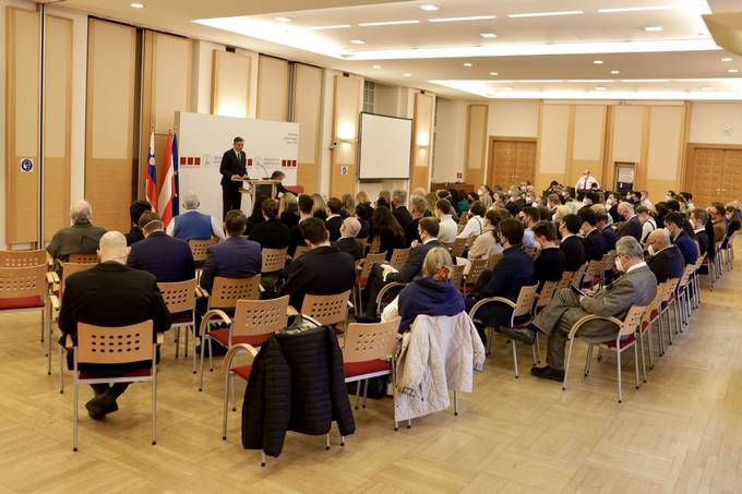 Predsednik Pahor na dunajski Diplomatski akademiji: Potrebno je imprej dosei prekinitev ognja v Ukrajini, nadaljevati diplomatska pogajanja in najti reitev po mirni poti.
